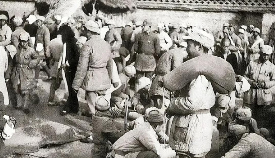 1942年，瑞大娘给十几名八路军送鸡蛋，却发现他们撅成一排上茅房，她脸色一变，当