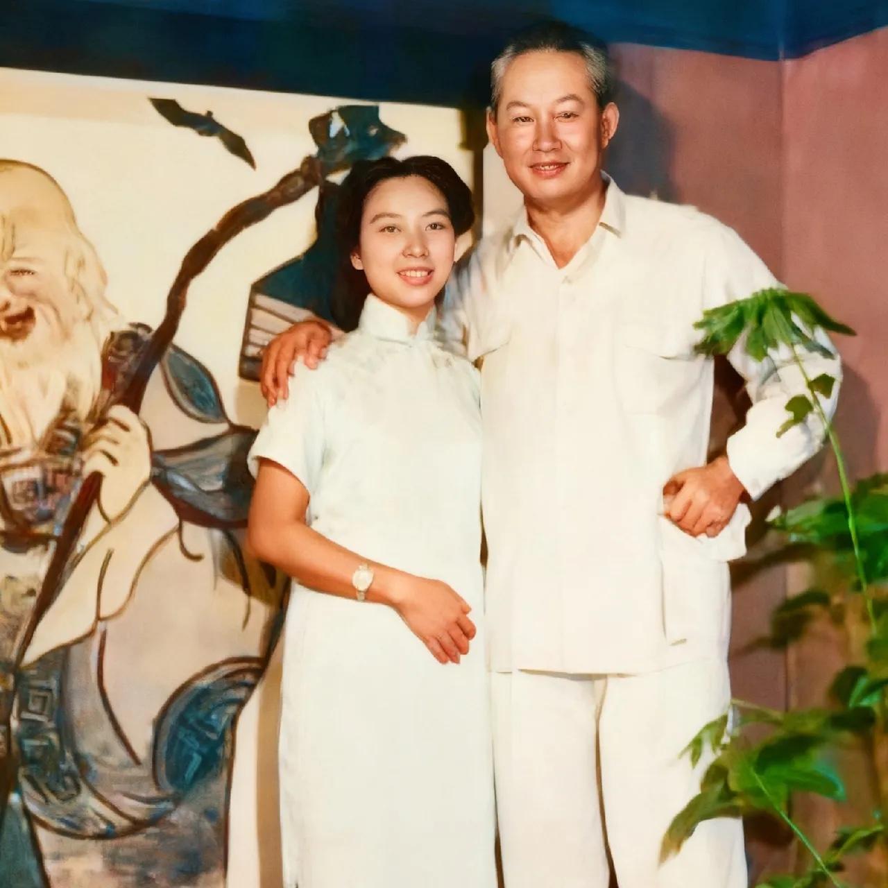 50年代，孙立人与第二任夫人张晶英的一张留影，镜头中夫妻俩亲密相拥，感情十分和睦