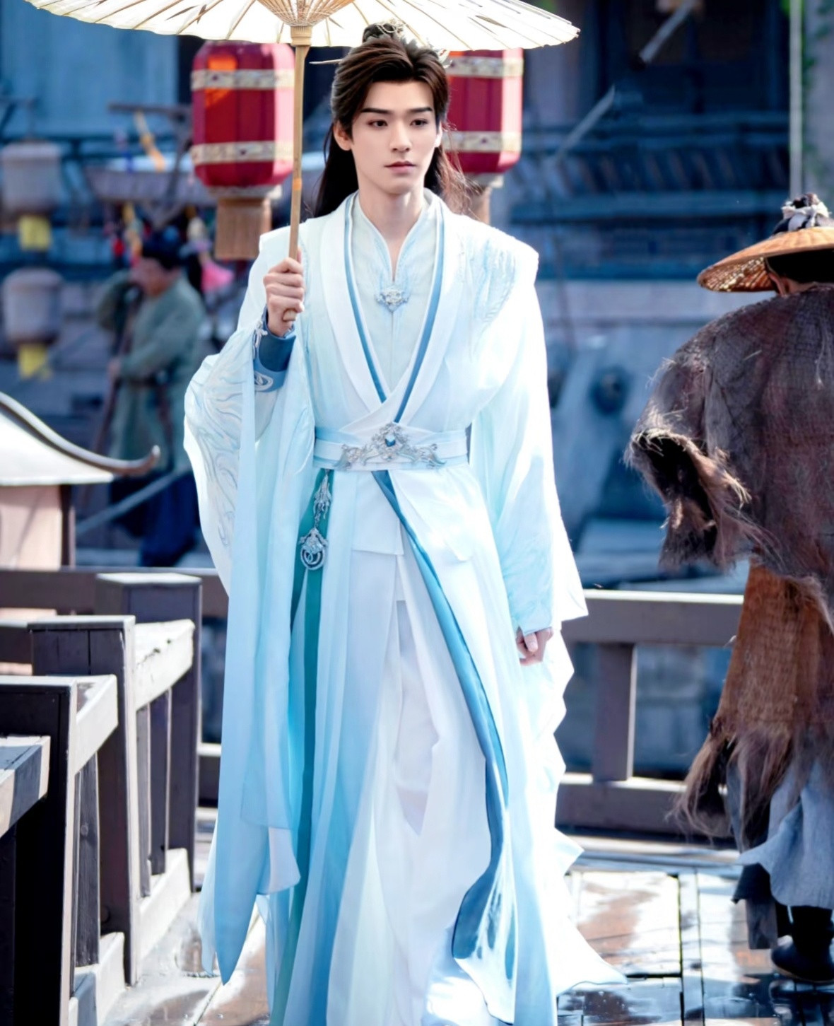 龚俊在暗河传里的造型，其中白发造型真的不错！