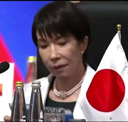 看来是打到日本的痛处了！12月15日下午日本内阁官房长官紧急召开记者会，对中方今