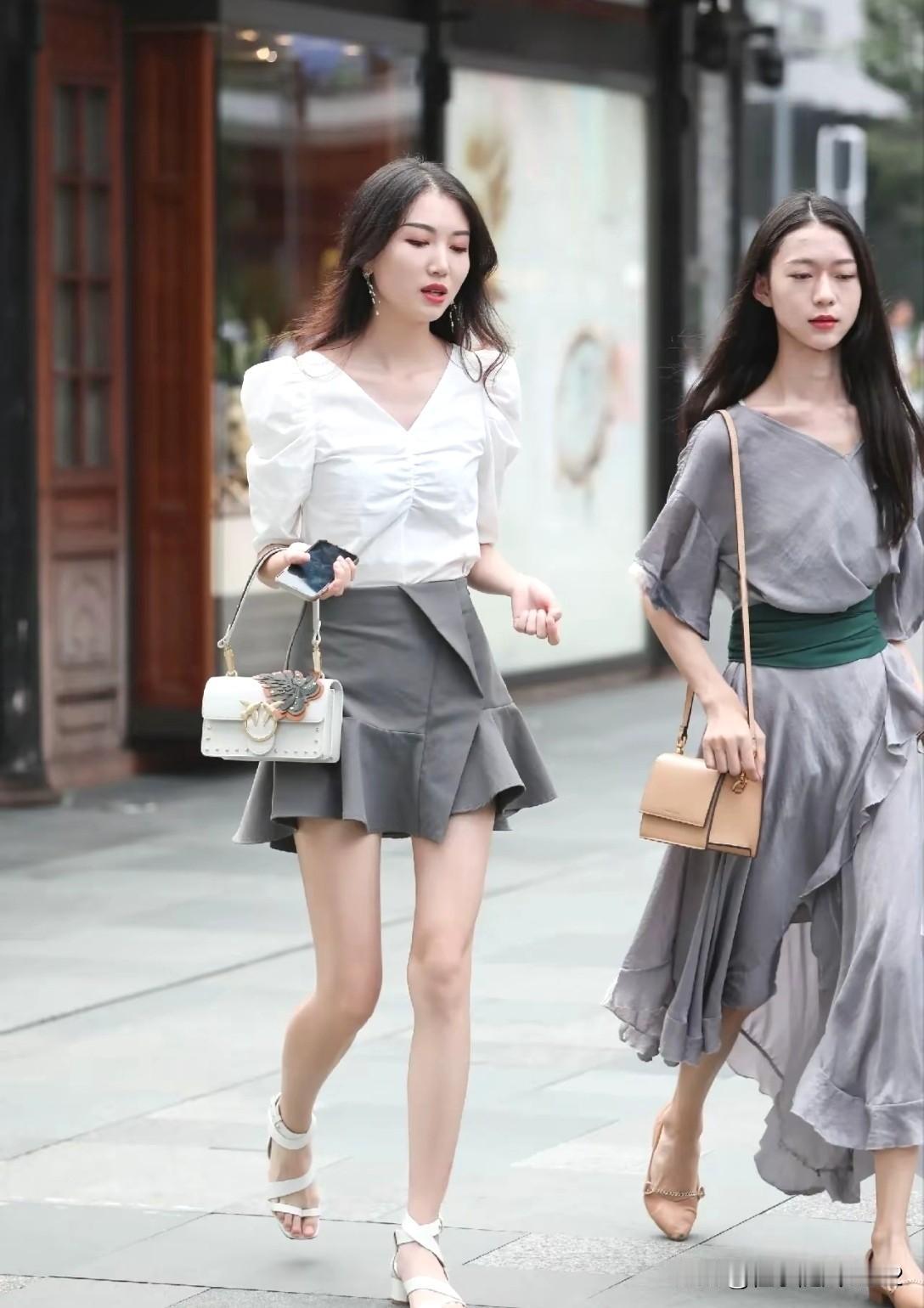 优雅姐妹穿搭，漫步街头，时尚随行