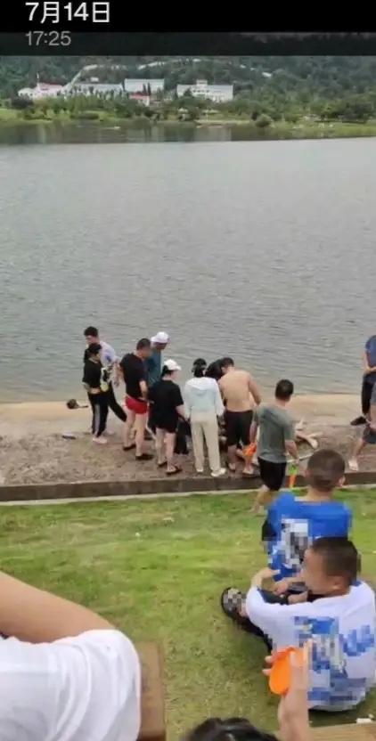湖北武汉，2024年7月14日，一男子为救落水的母子三人，拼死把人推上岸，自己却