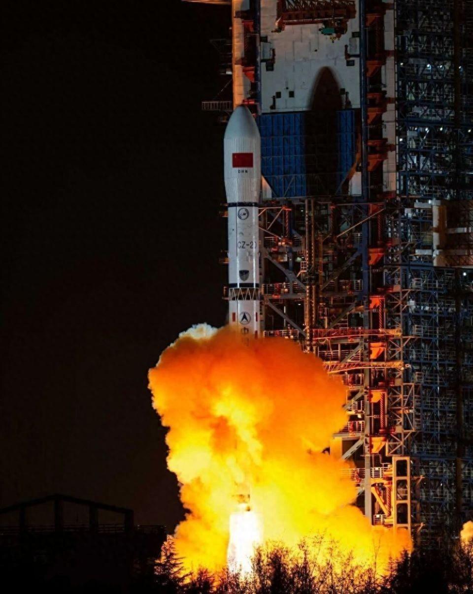 *凌晨一声轰鸣：西昌卫星发射中心，长征二号丁运载火箭点火升空。中国干成一件大事，