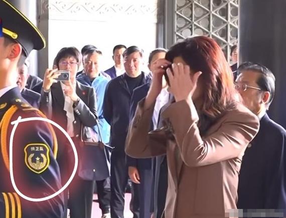 从细节看出诚意！近日，郑丽文携团赶赴南京中山陵拜谒，在献花环节时，礼仪人员既