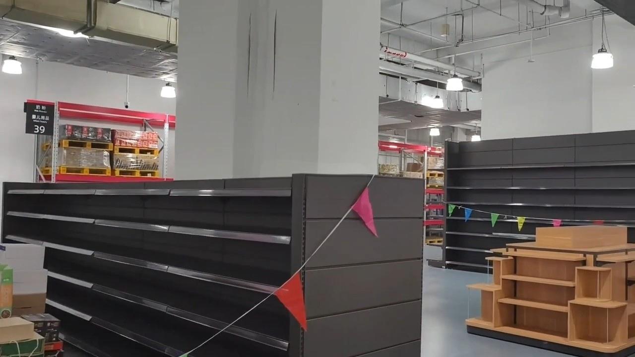 杉杉广场的M会员店在调整货架了，貌似是要变回原来大润发的模样。大润发曾经是嘉
