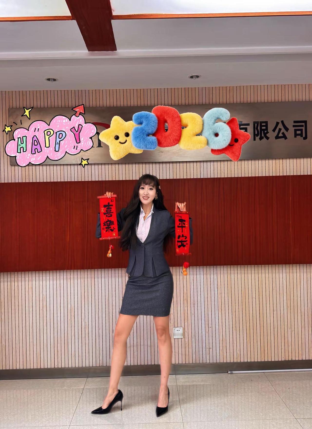 当我换上职业装，穿上高跟鞋👠，把情绪都收进口袋里，你是否还会想起，那个在跑道上