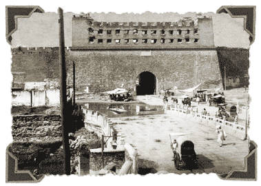 1952年，梁思成，在知道“北京城墙”，即将拆除的消息后，气愤异常，流着眼泪说道