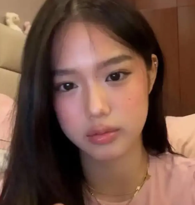 钟丽缇icon女儿直播间那句话真把我看懵了她说，我不是混血。一字一句的：我爸