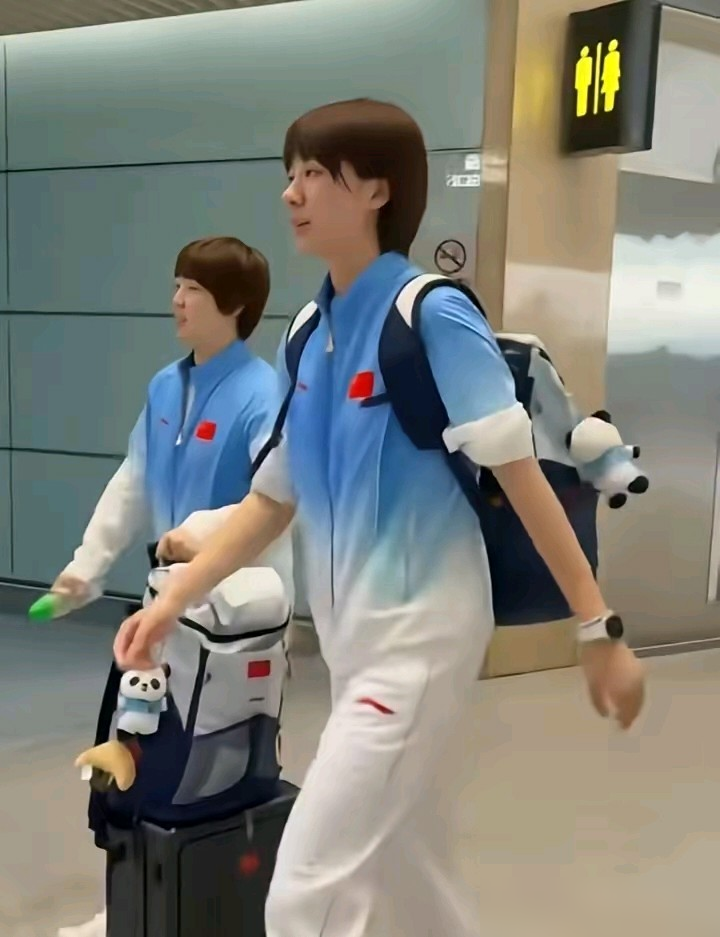 决赛打完，陈熠两条腿在场上直打晃，硬是咬着牙把七局打满了。3比4输给张本美和，拿了个亚军。半决赛刚跟