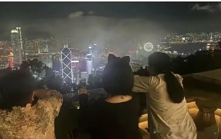 大S死的挺惨，小S过得很幸福，有两个妈妈陪伴。不得不说，人还是要有算计，才能过得更好。看看小S利用大