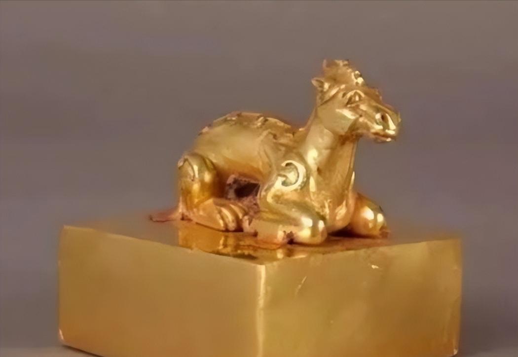 1993年8月，郭新科下到墓室，趁人不注意，将一颗黄金印章偷偷塞进嘴里，快速咽了