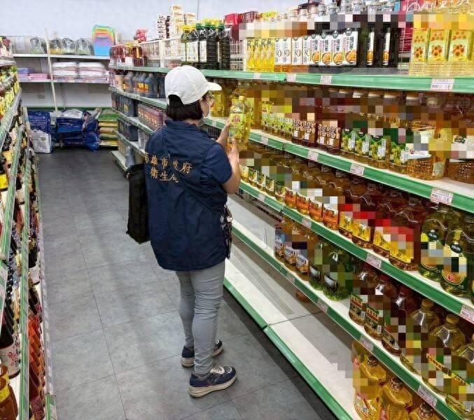 台湾“中联油脂致癌油”风暴扩大，民进党发言人吴峥在节目中与资深媒体人黄扬明唇枪舌