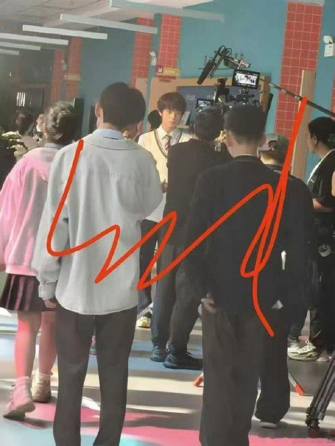 王橹杰付彬言校服路透照王橹杰校服路透，学长来了。