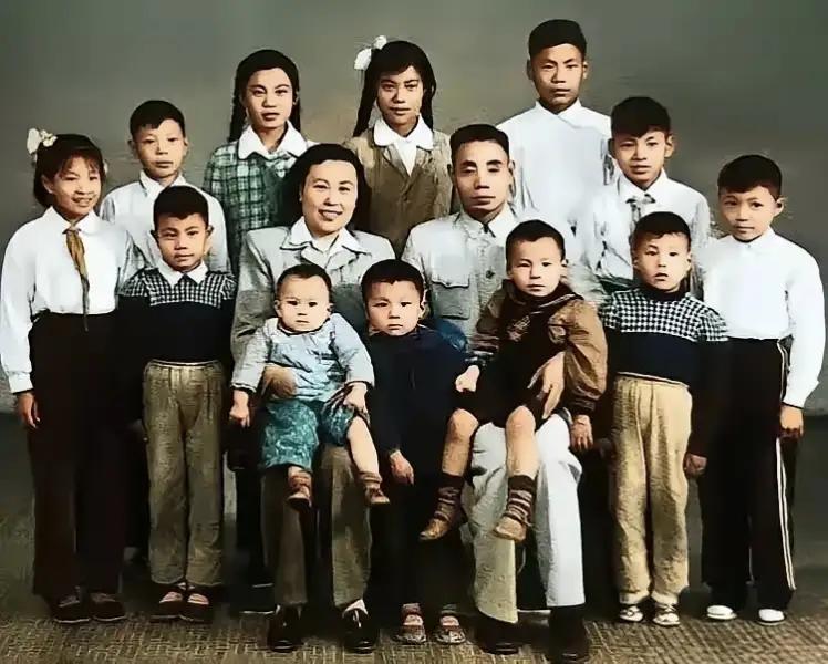 图为解放军炮兵司令吴信泉将军全家福，他和妻子俞惠如共育有12个子女，包括8个儿子