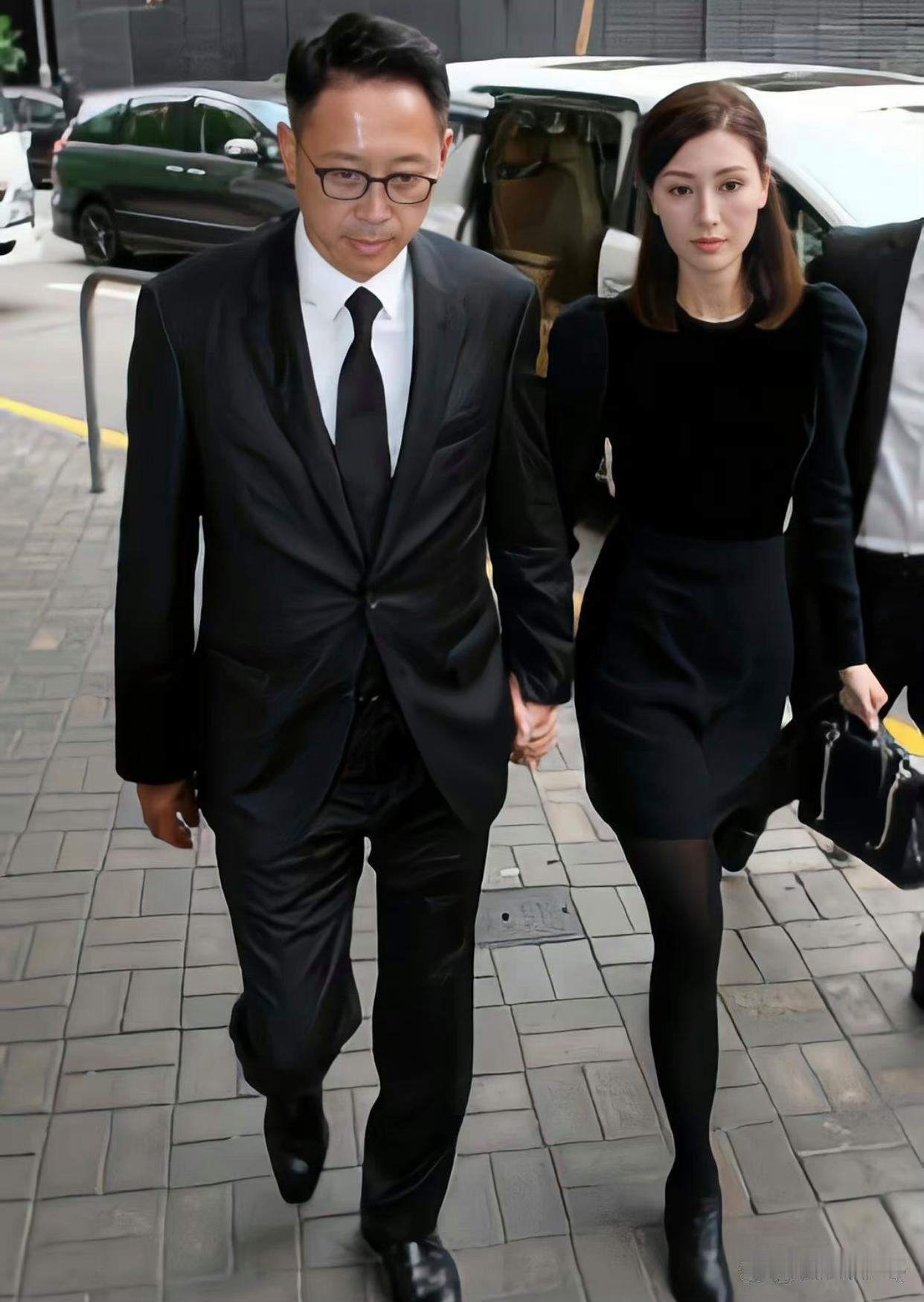 一直有说法称李嘉欣的净身高达172cm，当年参选选美时的身高测量，按常理该是精准