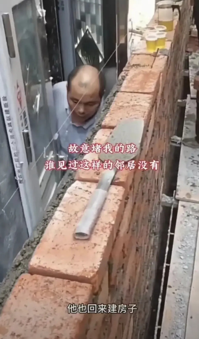 这下麻烦了！这就是不事先沟通的结果。村上一男子建房子，以为邻居家十多年都没回来