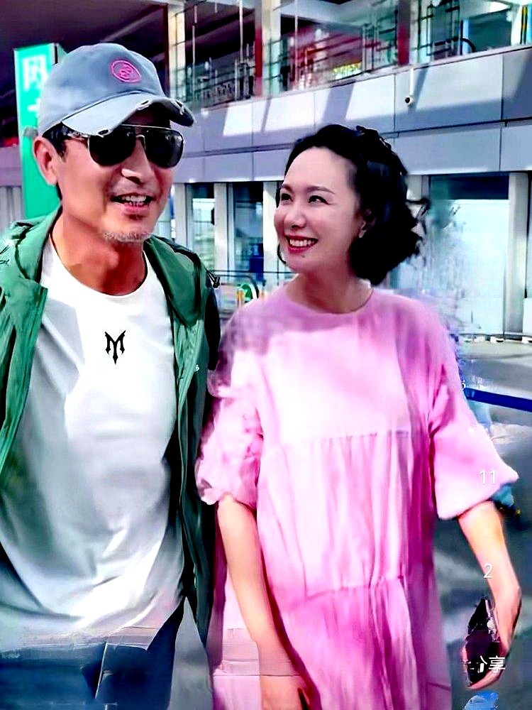 52岁郭晓东录个综艺，不仅被网友骂“别拖后腿”，还因为晒了未打码的私信，惹出“引导网暴”的争议。当天