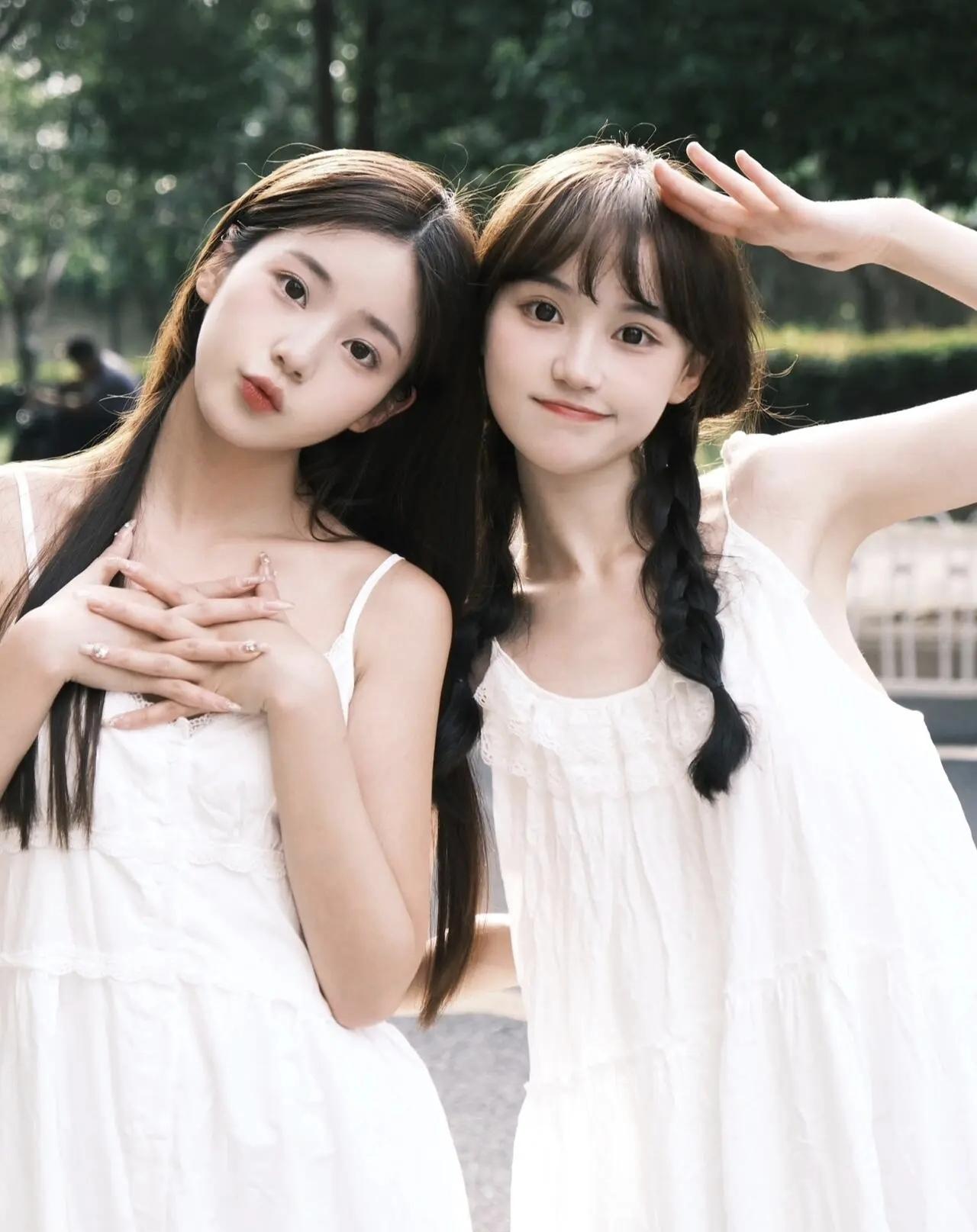 夏日闺蜜照，清新甜美，一起享受阳光和快乐！🌞👯‍♀️💕