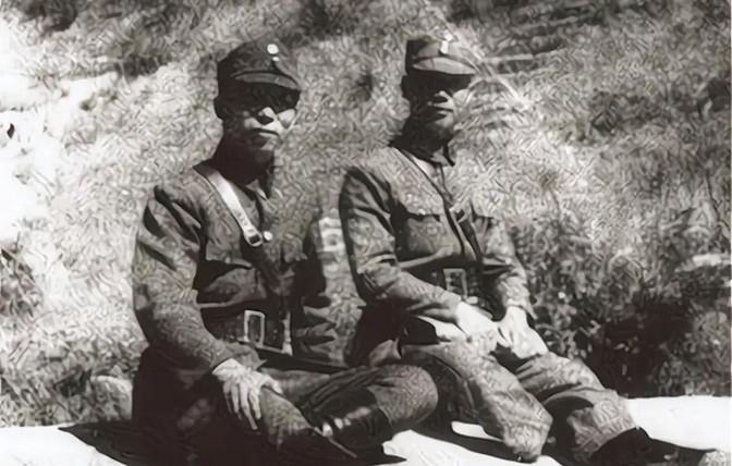 抗战时雪峰山，川军营长万程一只脚踏在麻包之上观察敌情，猛然发现一个日军狙击手和残