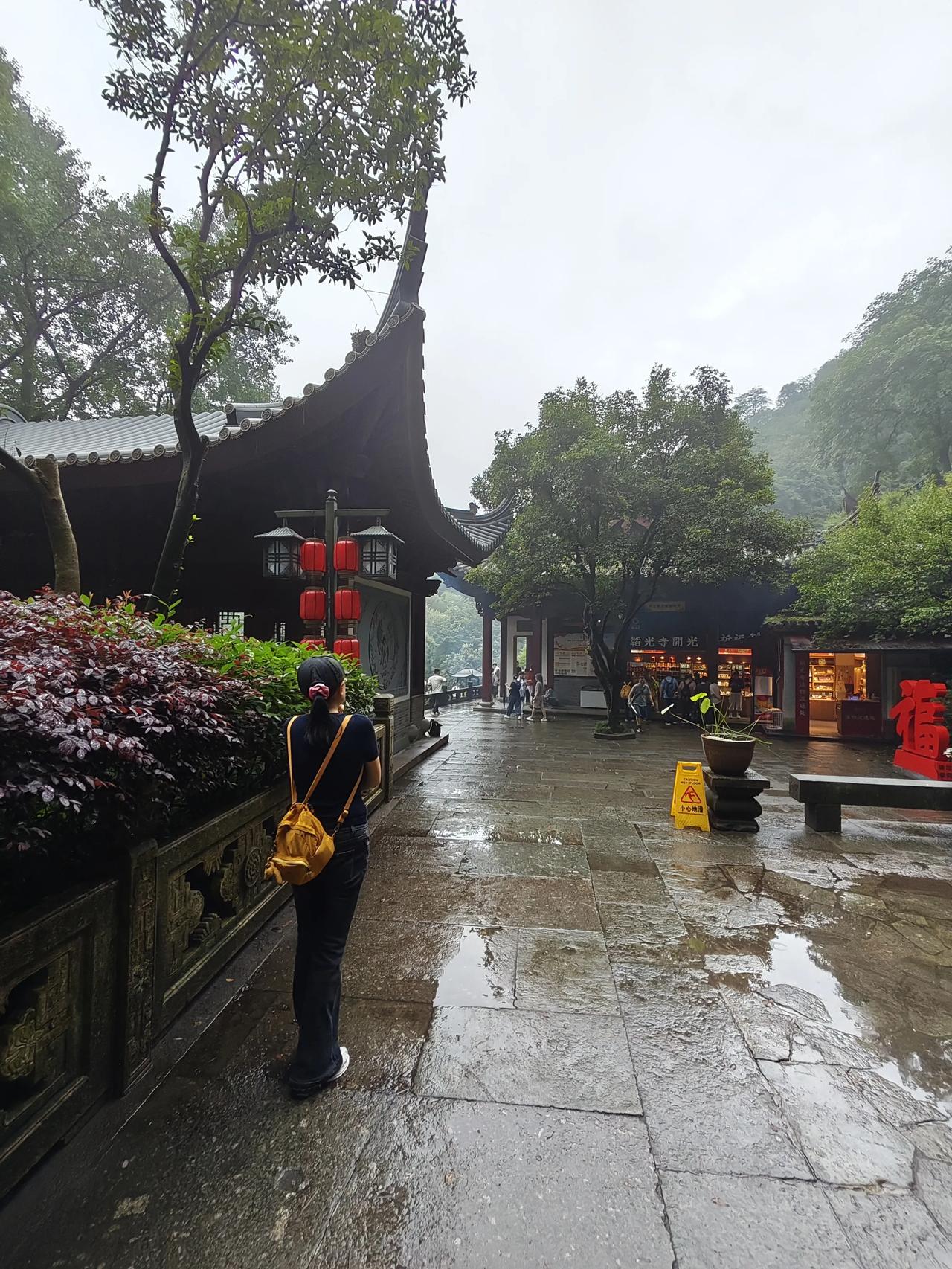 6月24日是杭州西湖日，杭州各大收费景区可以免费参观游览。杭州永福寺虽然游客也不
