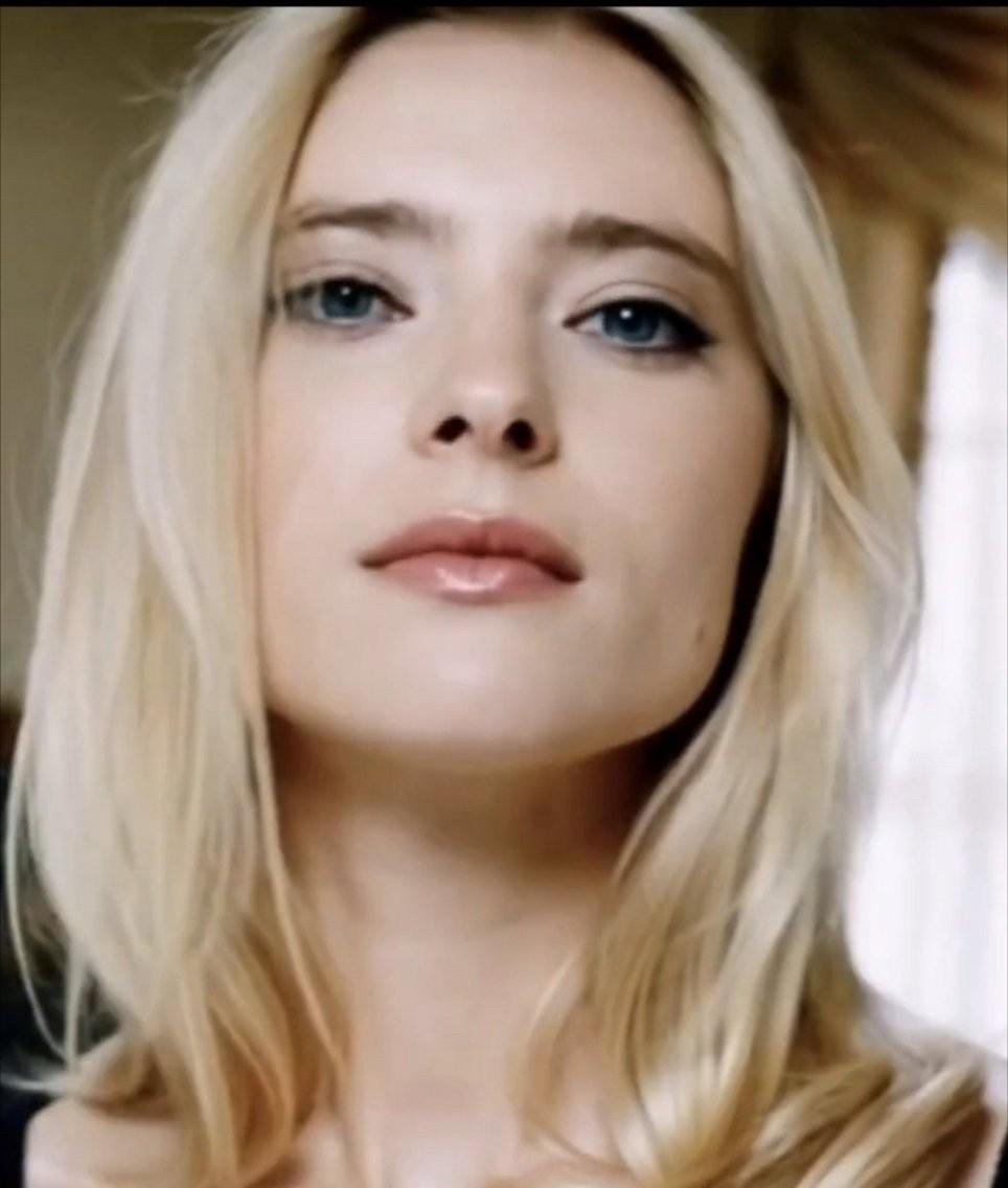 一位名叫伊莎贝尔的漂亮法国女孩在社交平台上的发文，近期彻底点燃了法国社会的讨论热