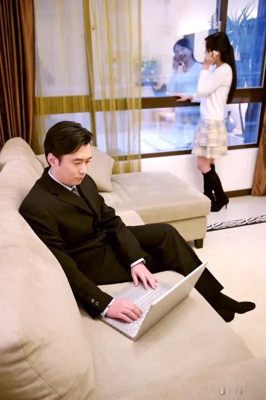 出轨问豆包！男人出差，老婆跟踪，心里早有阴影。果然见到老公与女下属亲情，