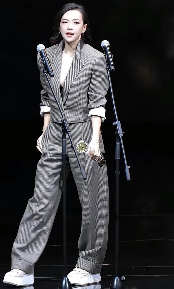 每月30万抚养费，汪峰想见女儿，还得提前72小时书面申请。离婚两年多，章子