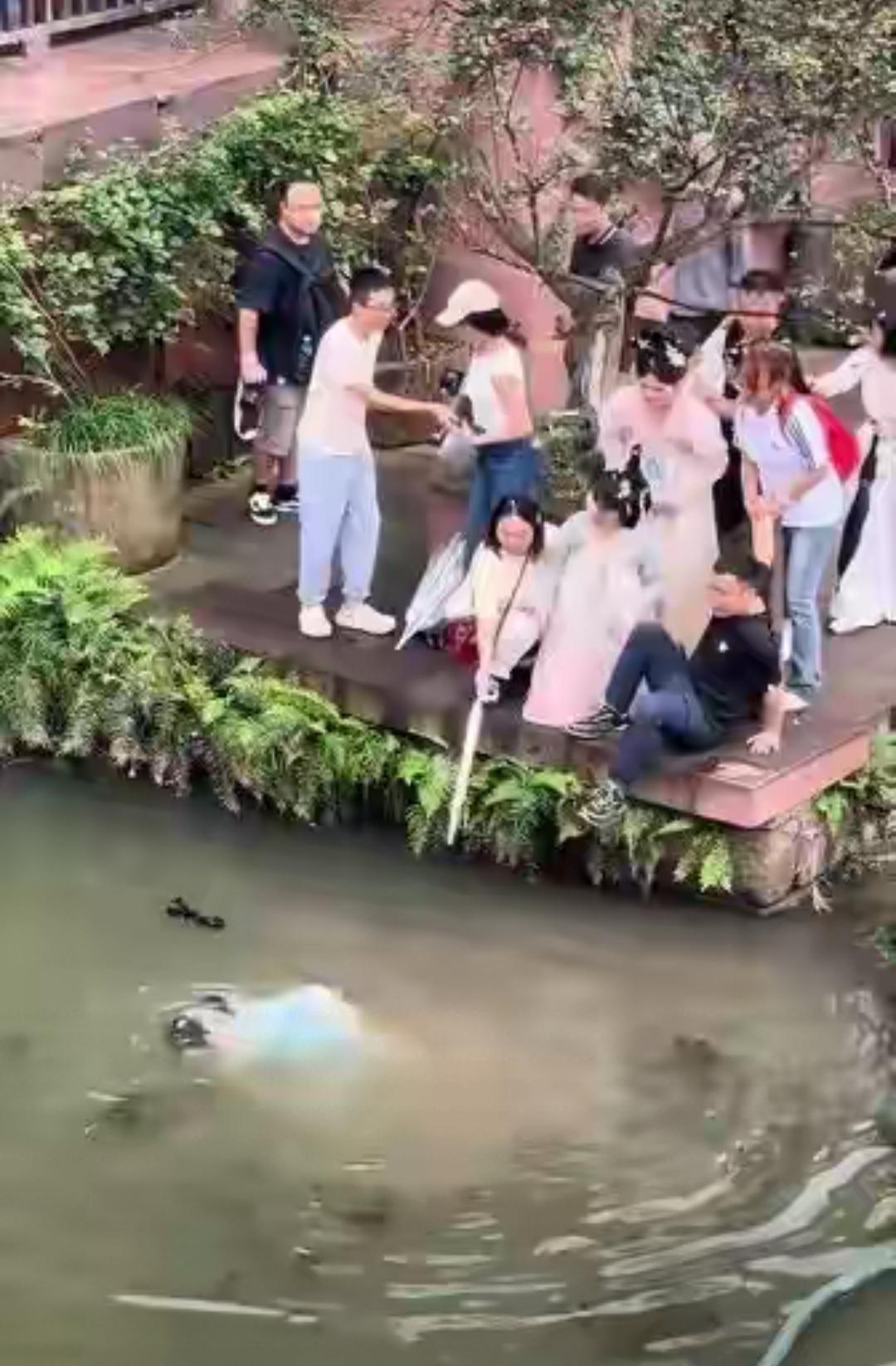 女游客景区落水后续！白衣小伙下水施救，令人恶心的一幕发生。女游客景区落水，白