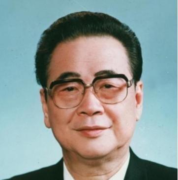 ☁1992年7月，邓颖超因病离世，谁知，邓颖超去世前一日说出的是“李鹏”二