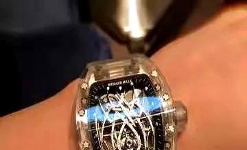 鹿晗戴了块表，没说话，卖爆了。高瀚宇贴了片创可贴，直播里没提品牌，当天销量翻两