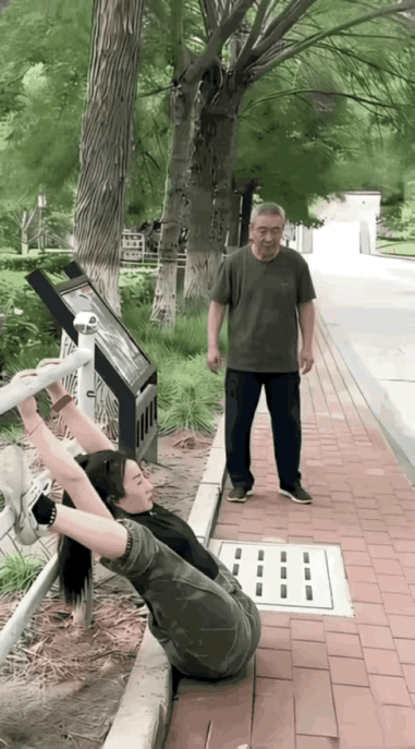 大爷，您是想看看啥呀好？您自己不觉着尴尬吗？要不尴尬的就是旁人咯？