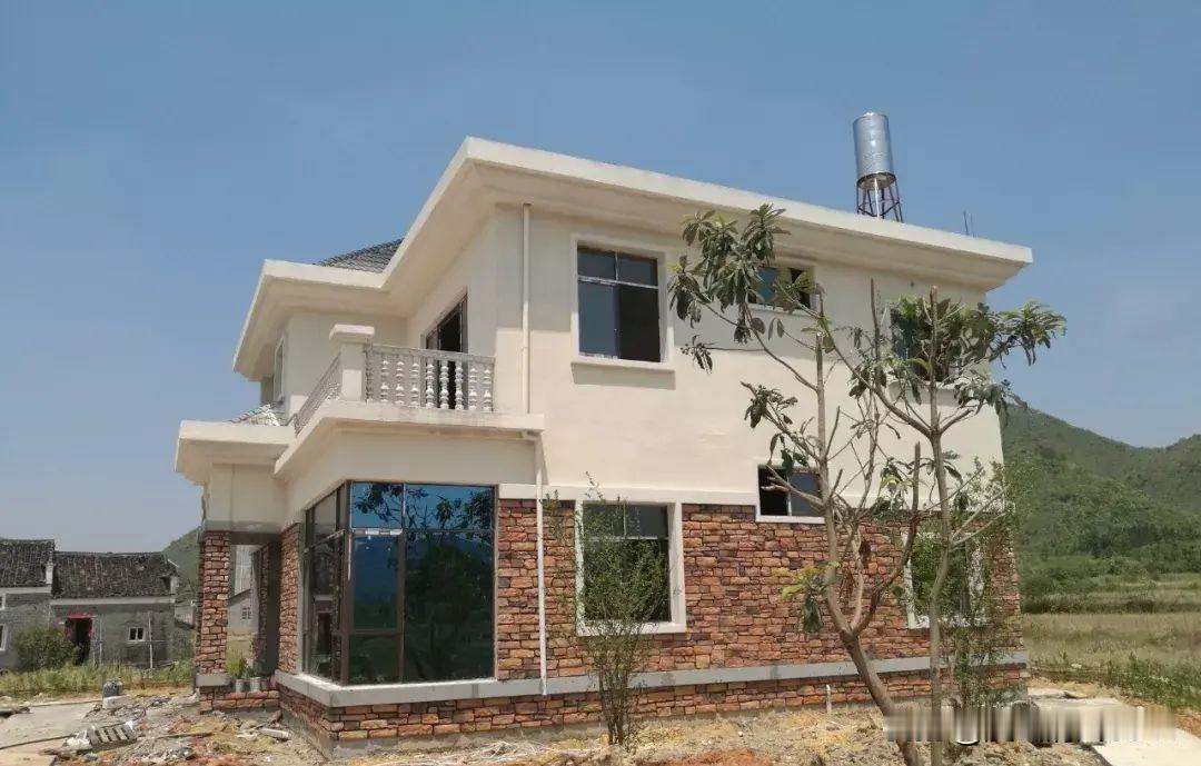 村集体。“祖传”只是历史延续的说法，宅基地的所有权绝不归个人。无论这块地传了多少