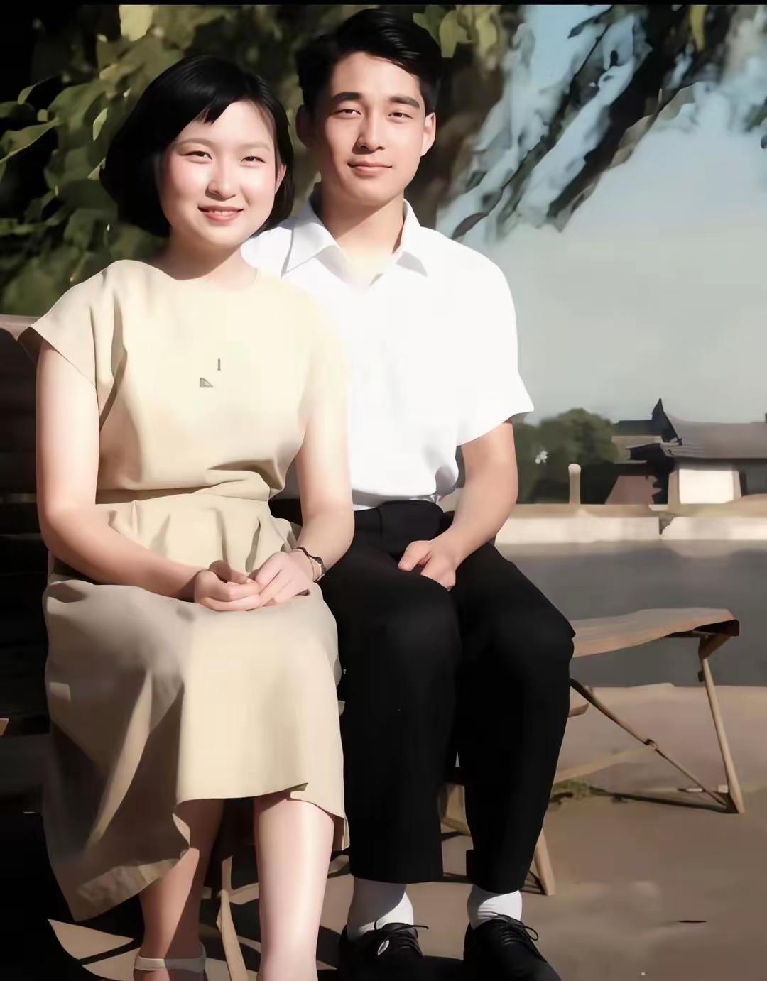 刚刚翻到了贺子珍的女儿和女婿的老照片，这应该是新婚不久的李敏与丈夫孔令华在公园游