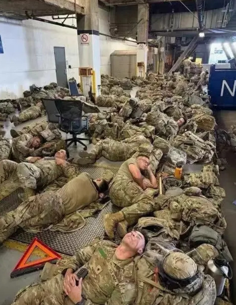 图1：美国大兵在洛杉矶。只能睡地板......真是的，把人派到洛杉矶，却没有