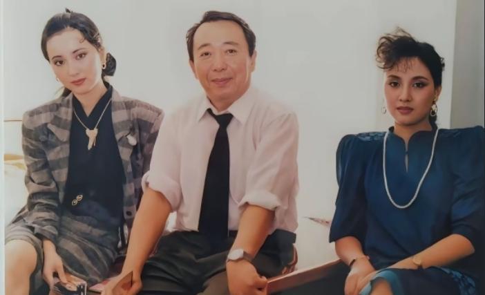 80年代，陈晓旭与邓婕在香港和邀请方老板的一张留影，那时候的她们靓丽而时尚