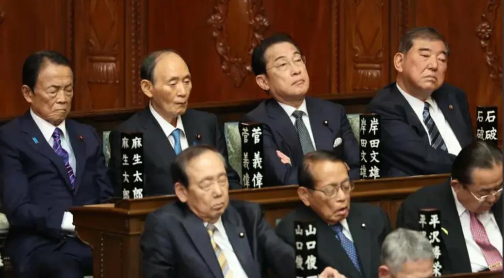 看看日本这些前首相，你大概就能理解，为什么他们这次非要推出一个女性首相来。你说就