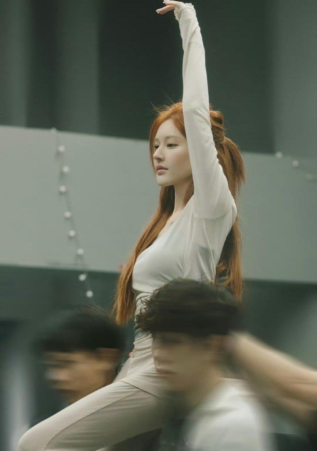 赵露思好明媚看来露思换工作室大对特对别人笑她太疯癫她笑别人看不穿