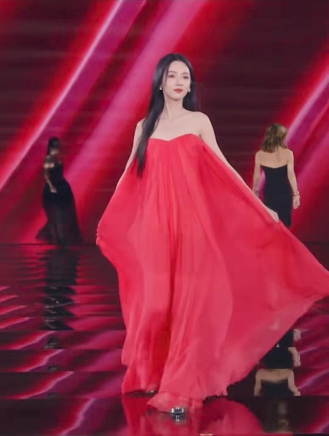 周也的T台首秀来了！她穿着一身红裙登场，美得热烈出众。她参加的是巴黎欧莱雅大秀，
