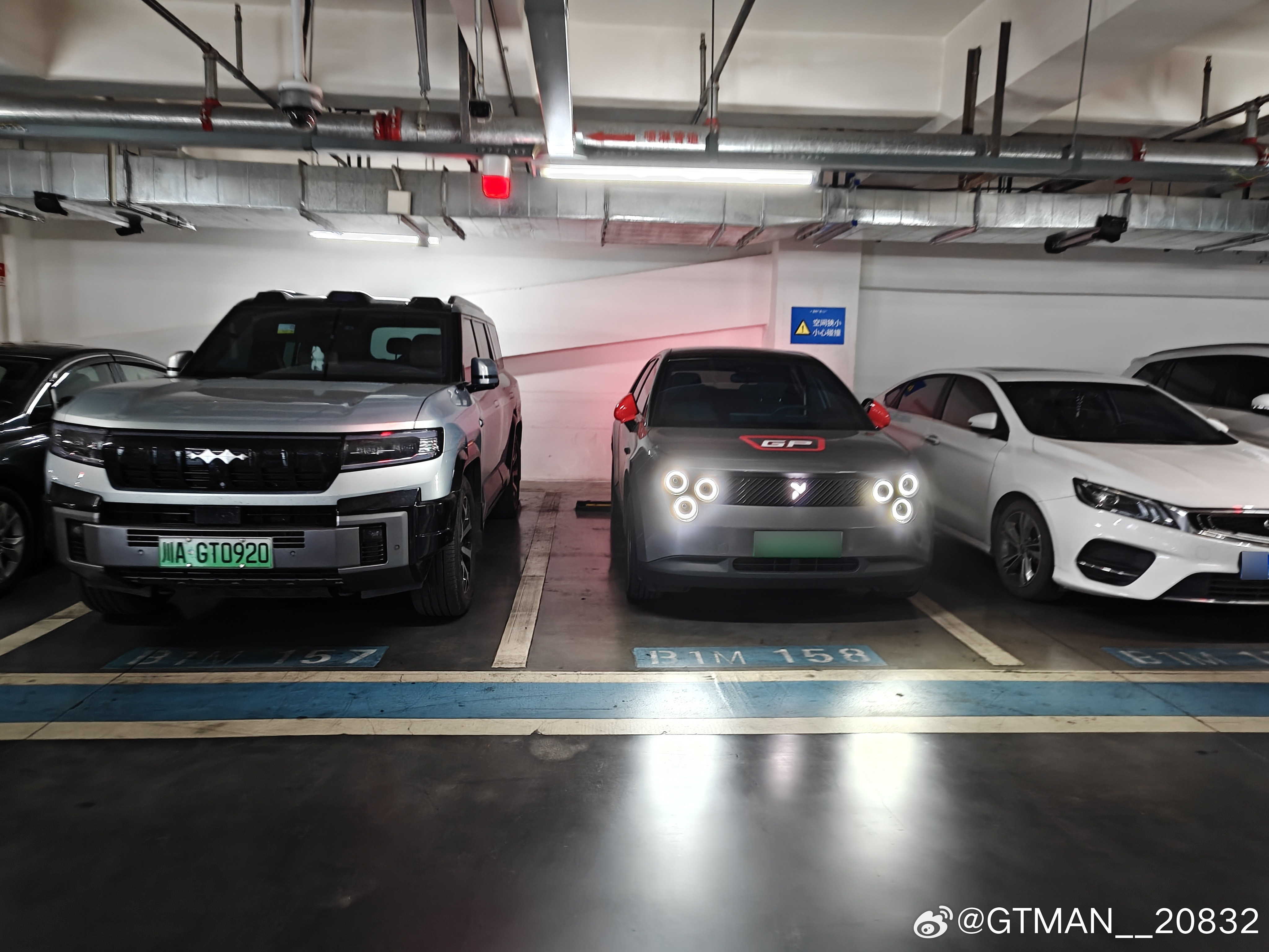 开萤火虫经常能捡漏这种太窄的车位，停的时候驾驶位边停的一台009，后面又跟着车，