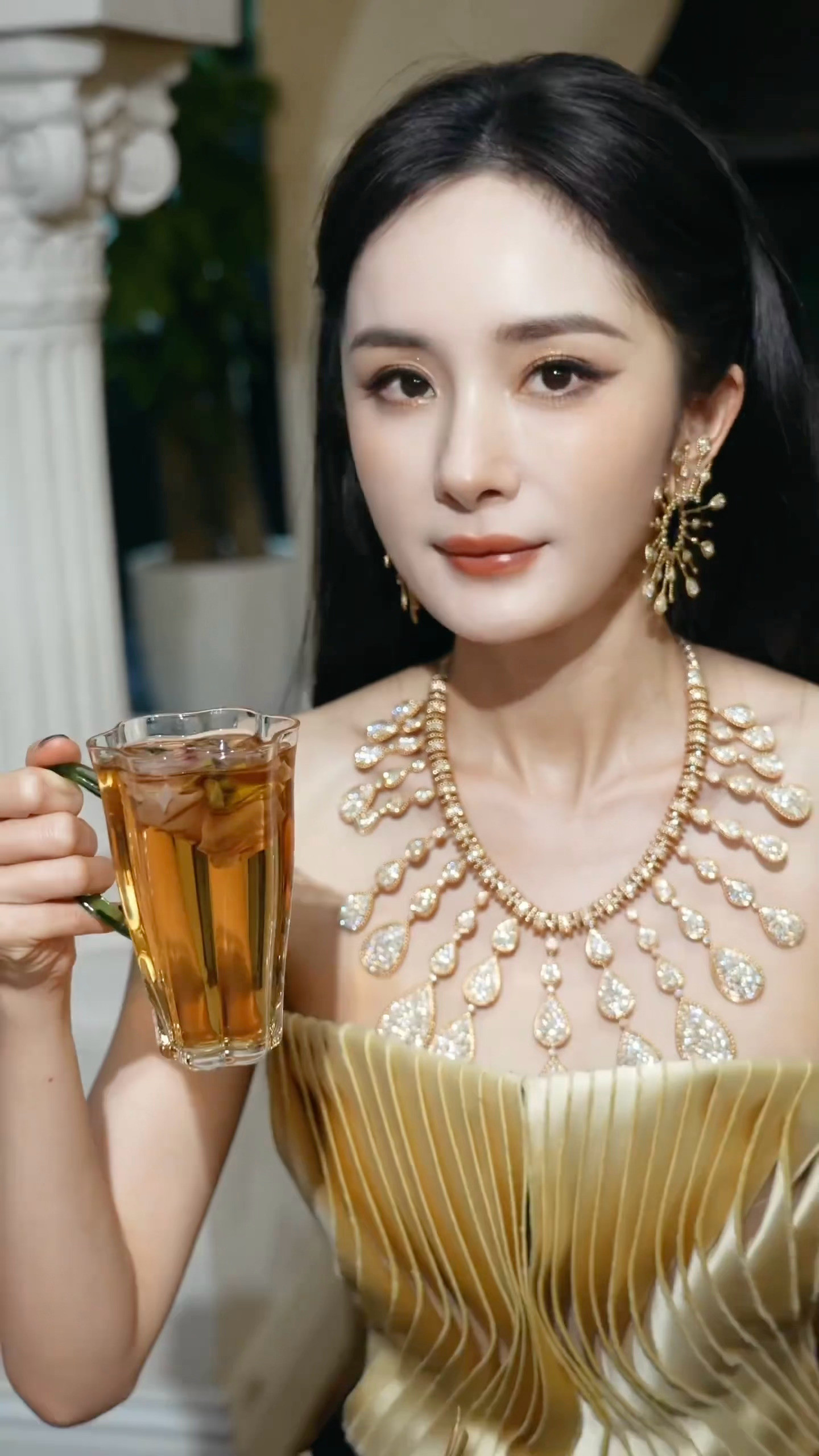 杨幂手切玫瑰杨幂VOGUE这套太阳女神金色裙子好美，喝墨红玫瑰茶都这么优雅！