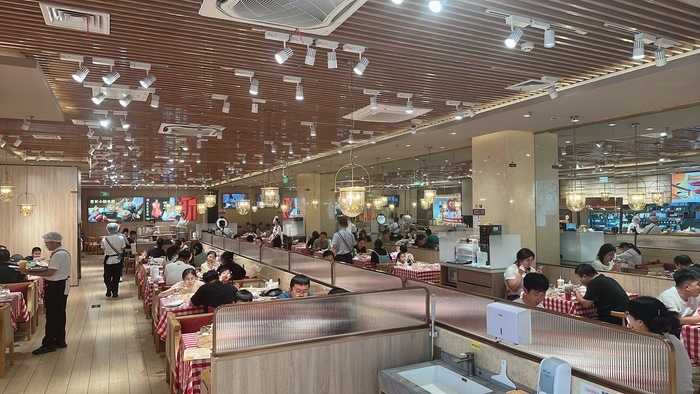 记者周末再探西贝济南门店, 客流量不减, 店内座无虚席, 店外排起长队