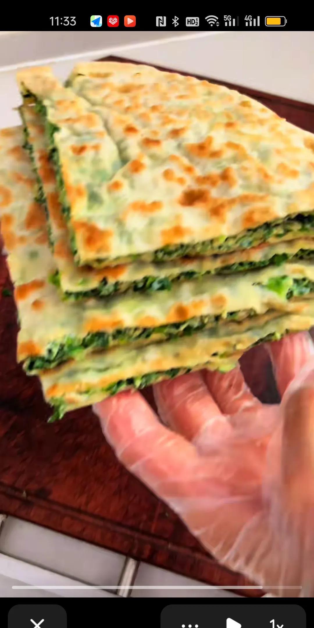 昨天中午肚子饿，就在路边买了两个韭菜鸡蛋饼，8块钱一个，支付了16块钱，我感觉如
