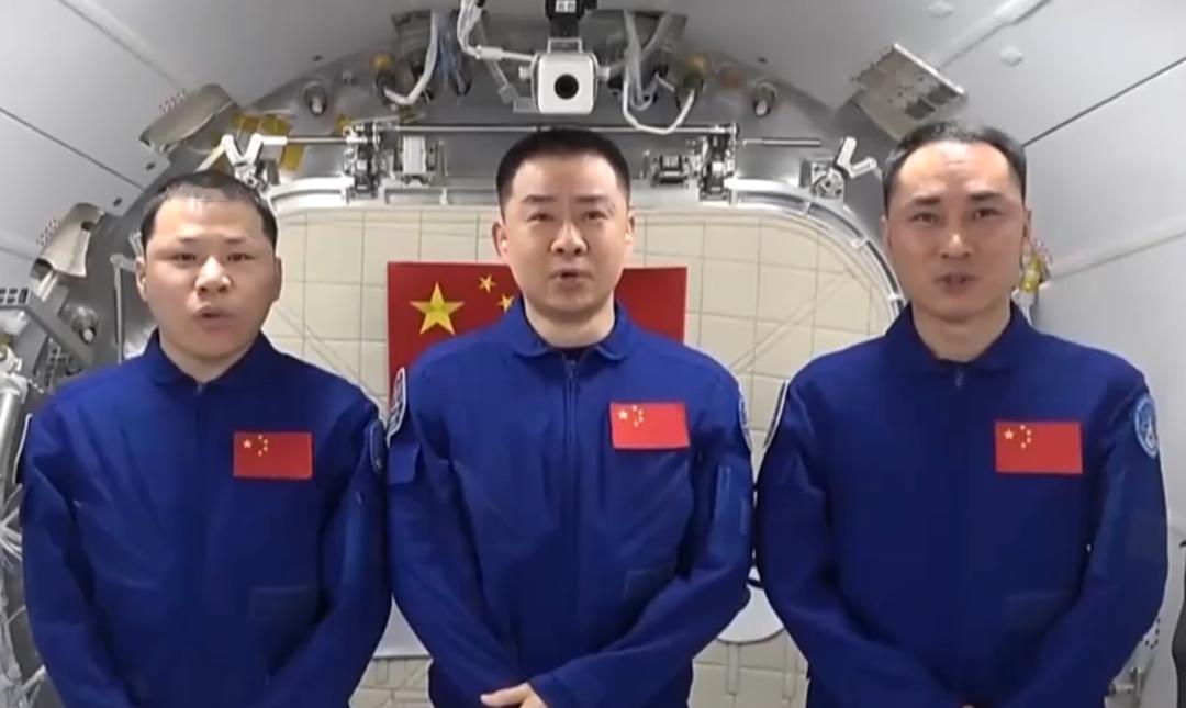 11月7日，据央视新闻直播间报道，根据神舟20号载人飞船返回舱疑似被太空碎片撞击