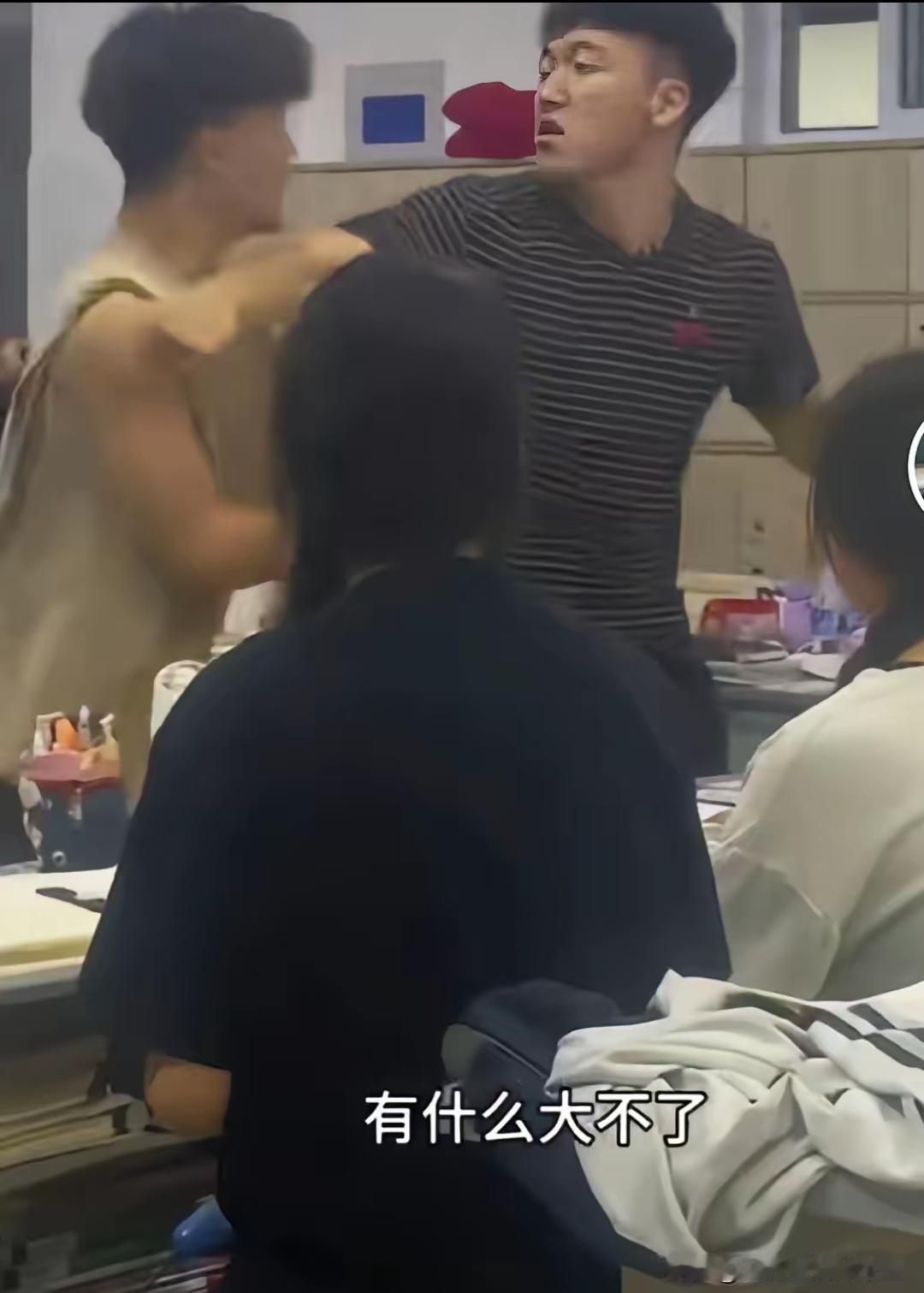 浙江一位男老师因为离婚患上抑郁症，想请假修养一段时间。去班里上最后一节课时，两个