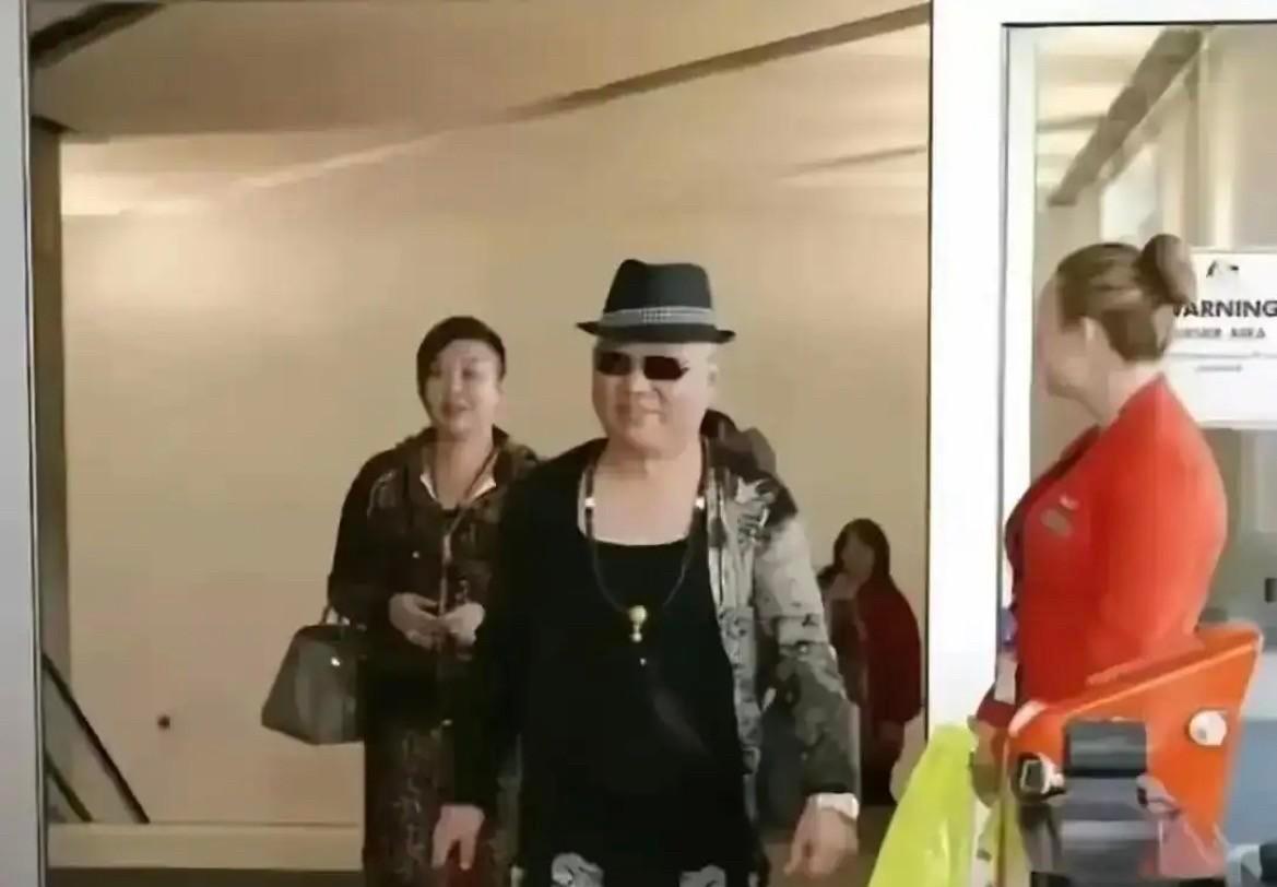 你敢信？这不是哪个顶级财阀在走红毯，而是郭德纲和王惠两口子逛街的日常！一件上