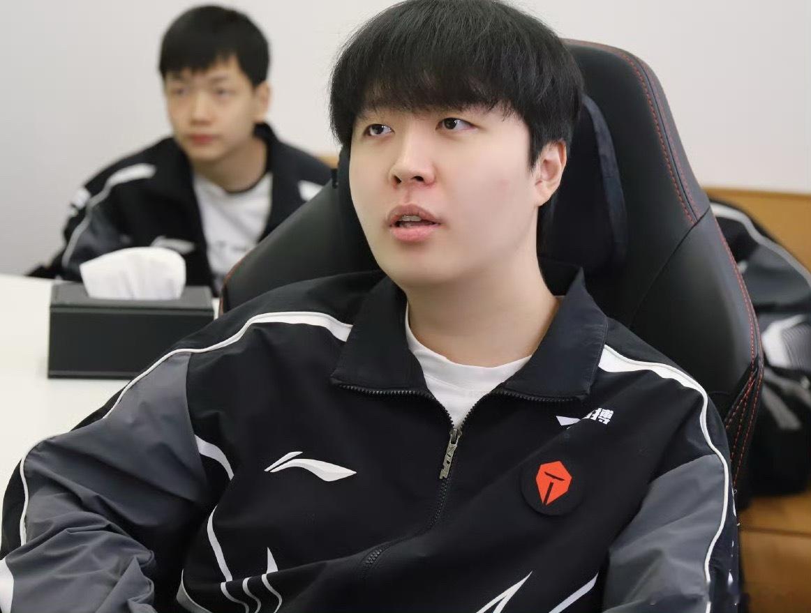 真憋不住了TES这边还没THX，HLE越南那边的认证号就官宣了Kanavi的加入