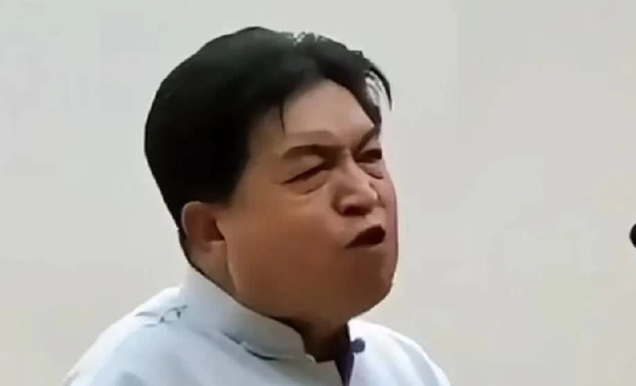 相声教师爷频频攻击师胜杰侯耀文惹争议，他俩活着的时候你怎么不敢？号称京城相声