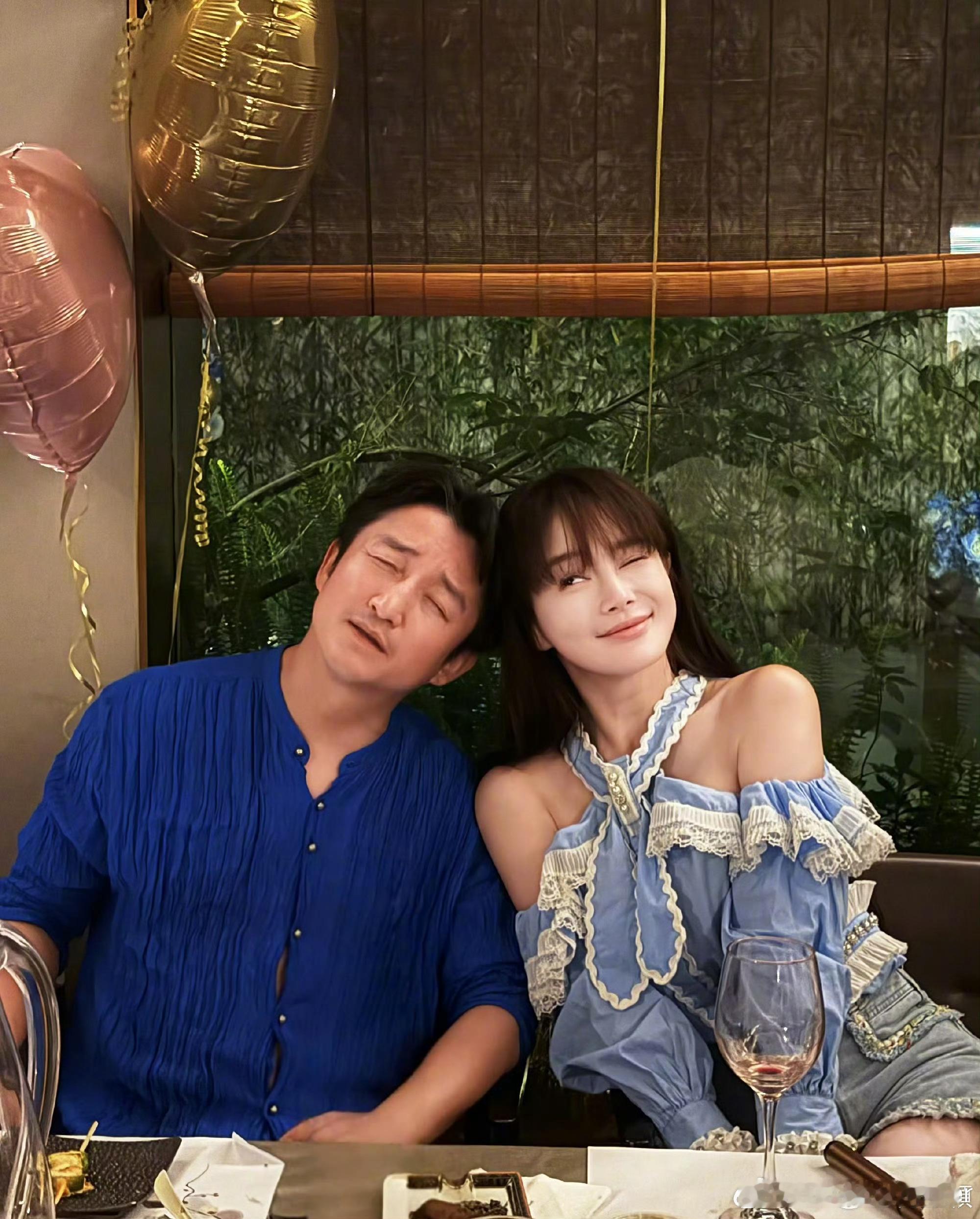 😭冉莹颖跪在公公墓前，情绪绷不住红了眼眶，一句“没脸来看你”，满是藏...