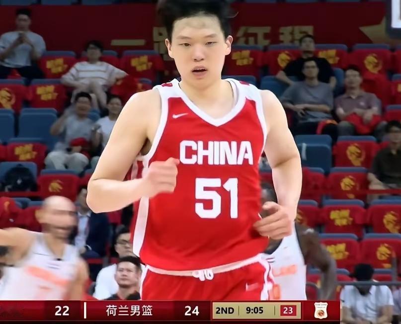 事实证明，杨瀚森远没有周琦在内线的威胁大。（1）比赛作风太软不够硬，总是笑嘻嘻