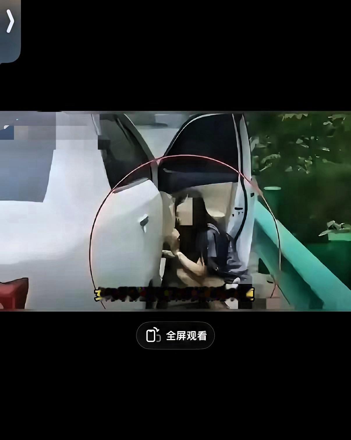 高速堵车3小时，女生憋尿憋到浑身冒汗！就地解决遭议论：面子和身体哪个重要？